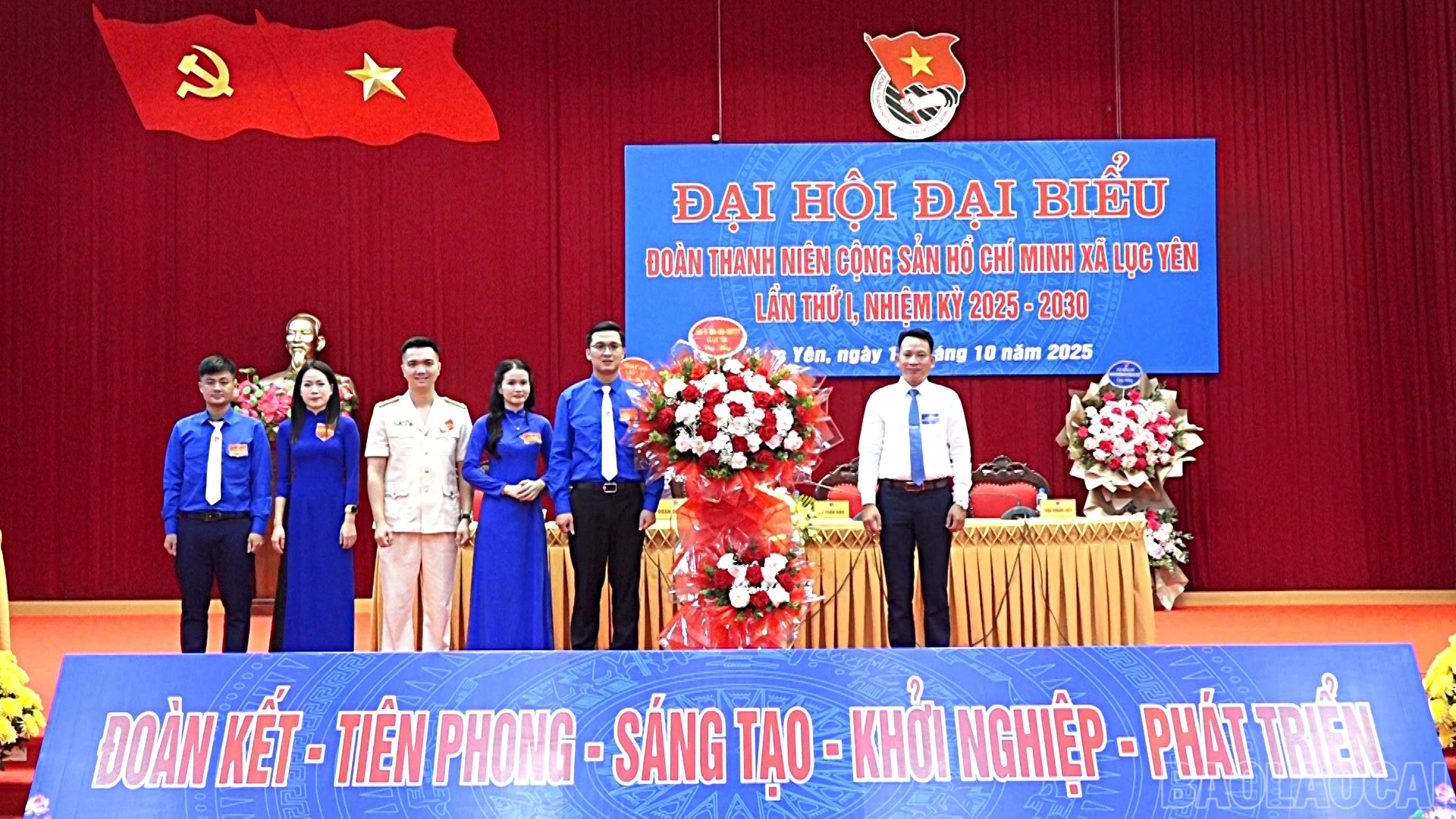 Lãnh đạo xã Lục Yên tặng hoa chúc mừng đại hội.