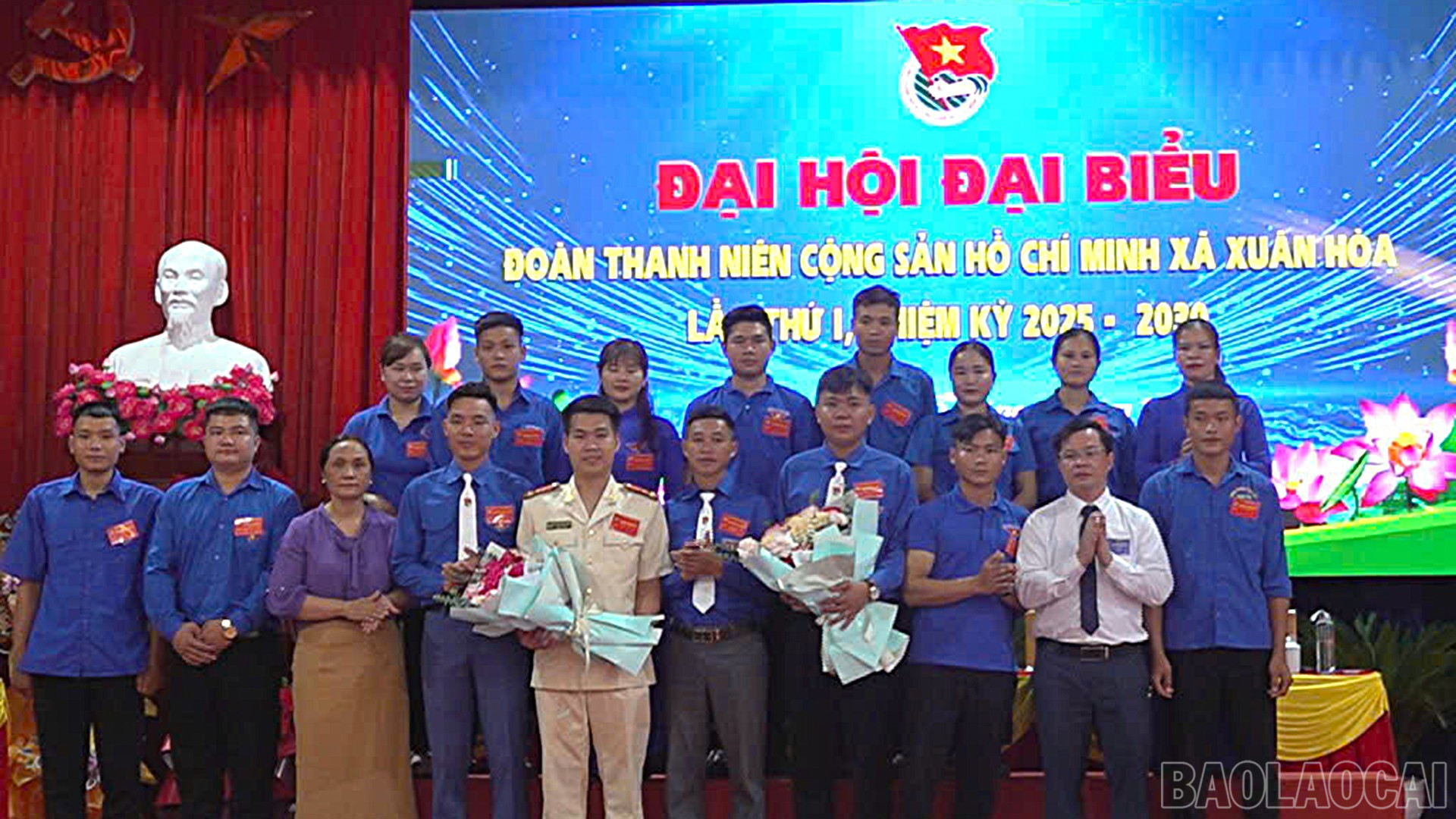 Lãnh đạo xã tặng hoa chúc mừng Ban Chấp hành khóa mới. baolaocai-br_bch.jpg