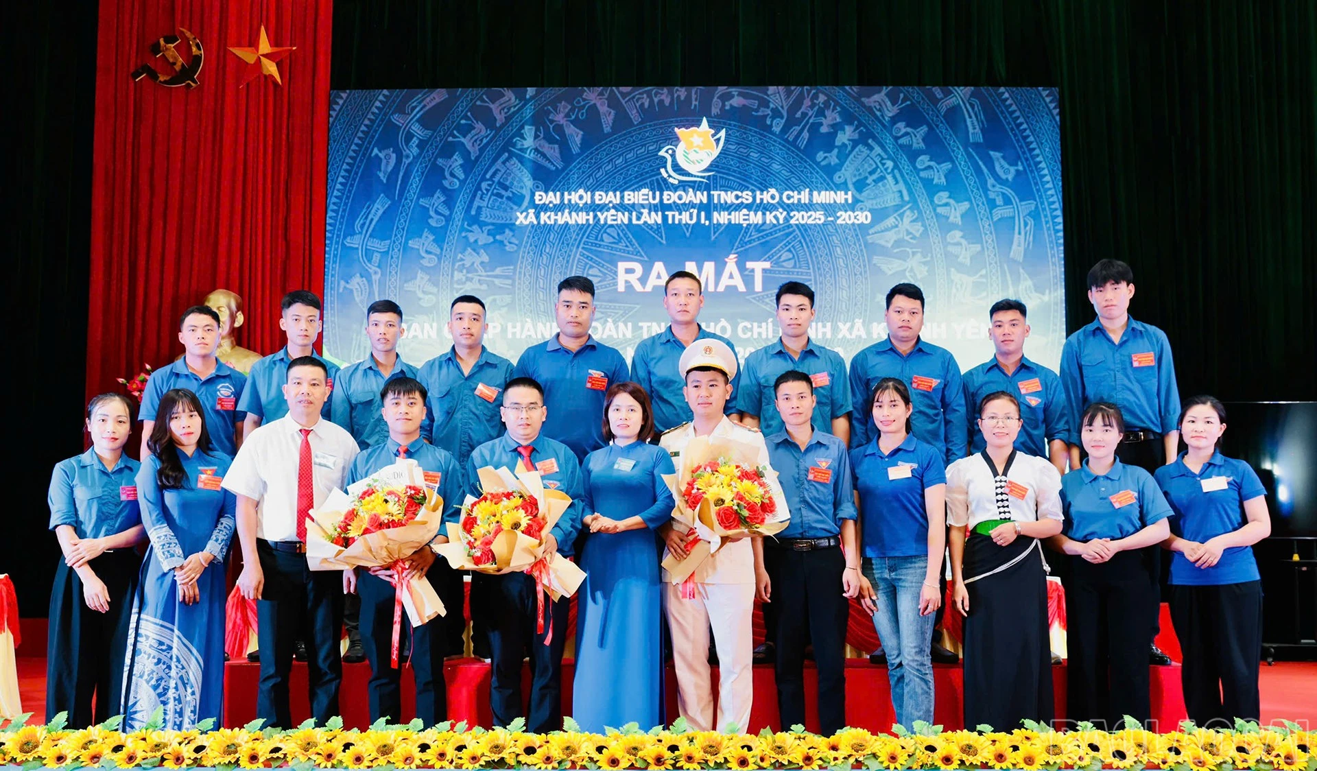 Ban Chấp hành khóa mới ra mắt đại hội.