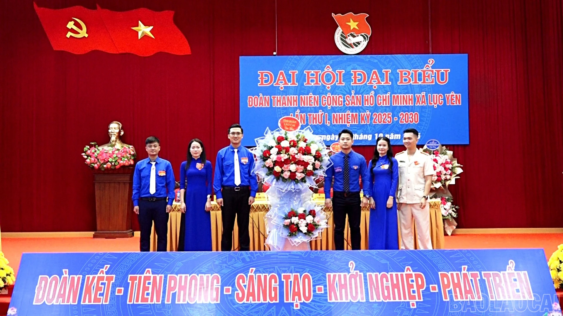 Lãnh đạo Tỉnh đoàn tặng hoa chúc mừng đại hội.