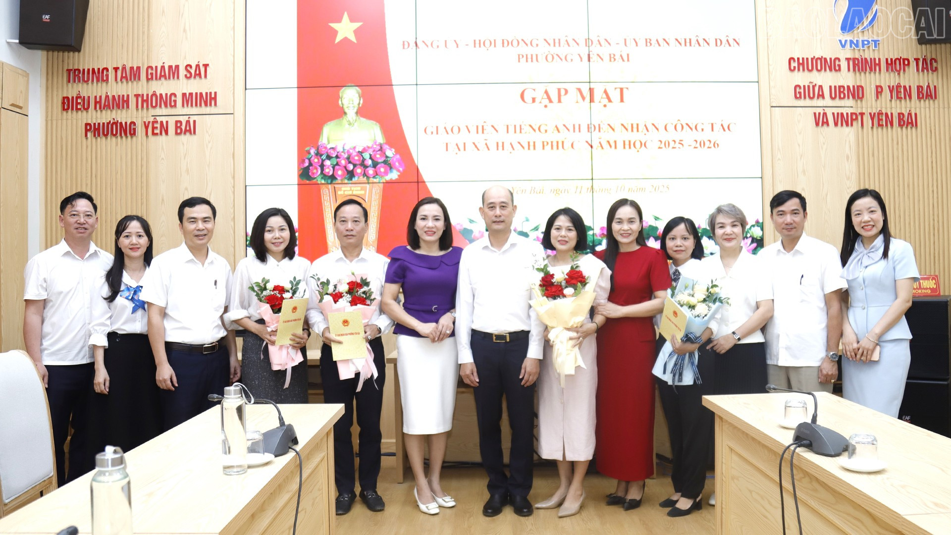 Lãnh đạo thành phố tặng hoa chúc mừng các thầy, cô giáo tham gia biệt phái. Lãnh đạo thành phố tặng hoa chúc mừng các thầy, cô giáo tham gia biệt phái.