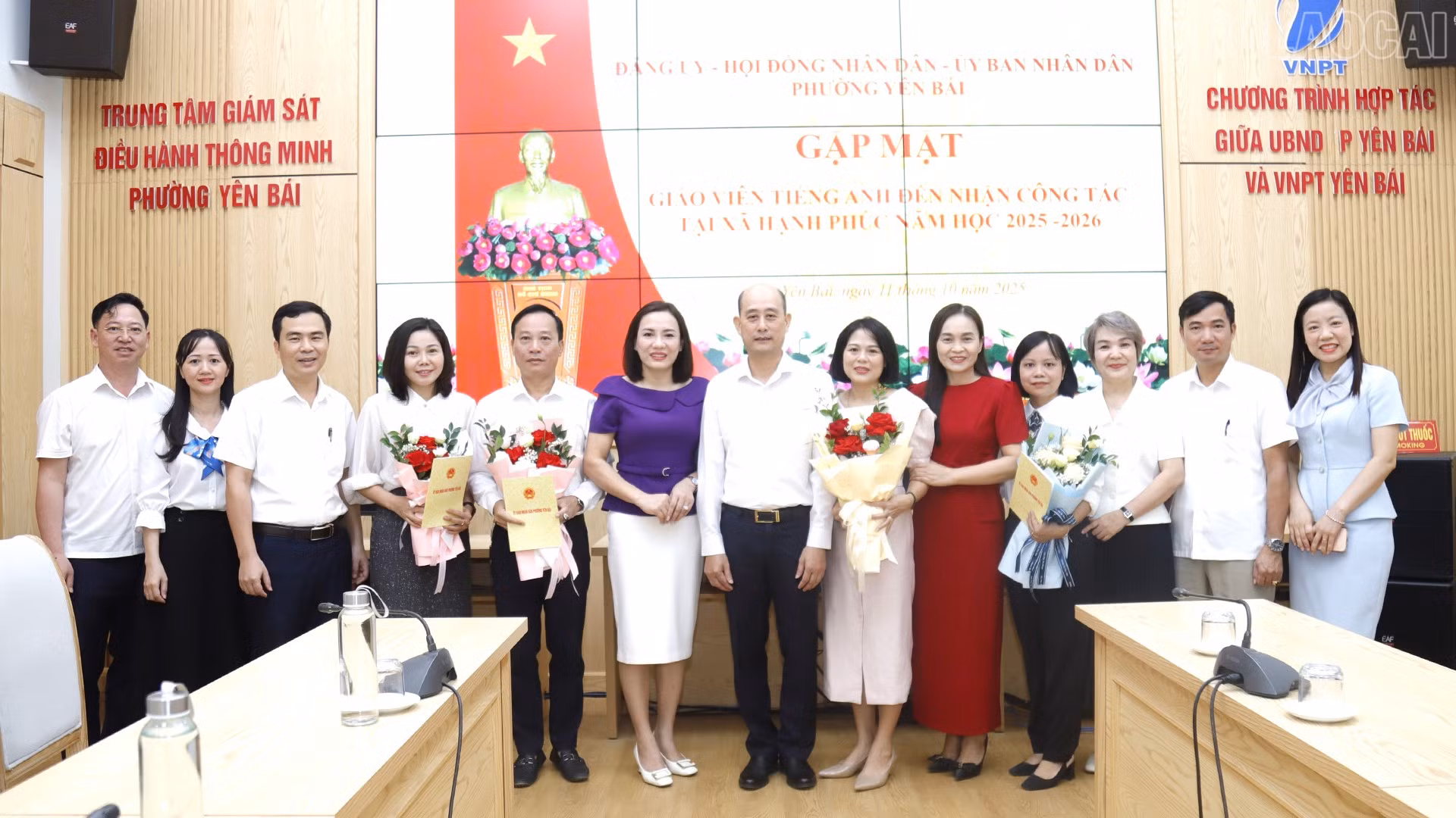 Lãnh đạo thành phố tặng hoa chúc mừng các thầy, cô giáo tham gia biệt phái.