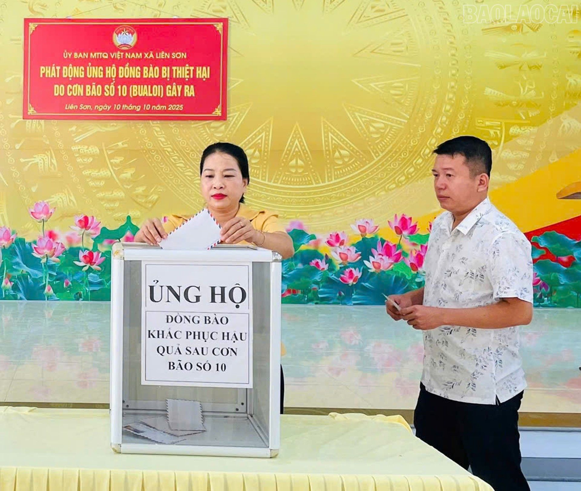 Các đồng chí trong lãnh đạo và công chức xã tham gia ủng hộ. baolaocai-tr_11-10-mttq-lien-son1.jpg