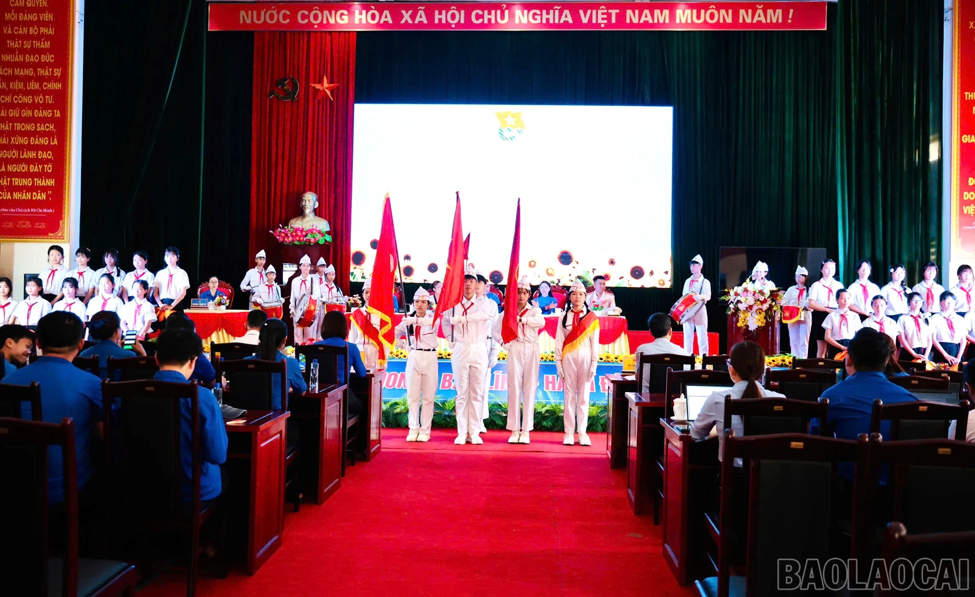 Đoàn thiếu nhi chào mừng đại hội.