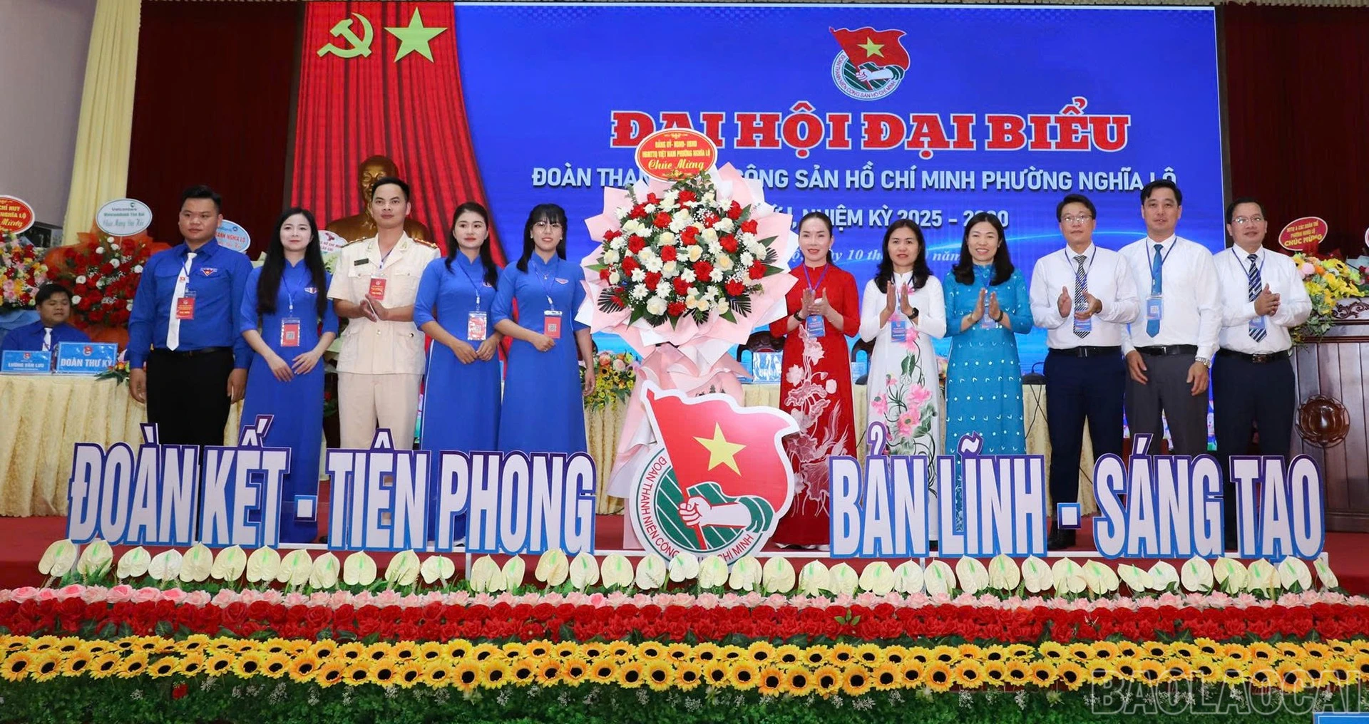 Lãnh đạo phường tặng hoa chúc mừng đại hội.