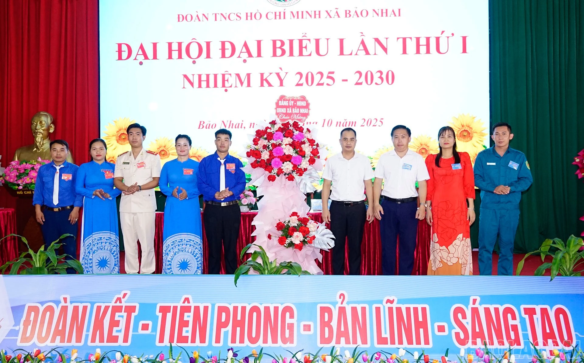 Lãnh đạo xã tặng hoa chúc mừng đại hội.