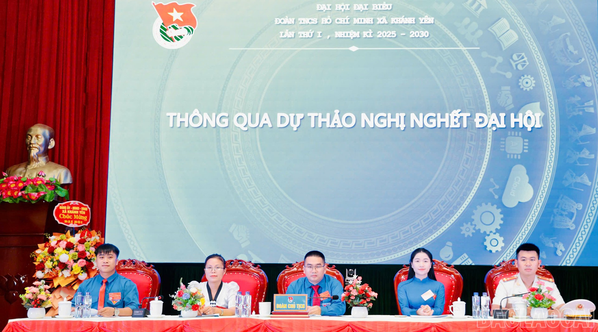 Đoàn Chủ tịch điều hành đại hội. baolaocai-br_doan-chu-tich.jpg