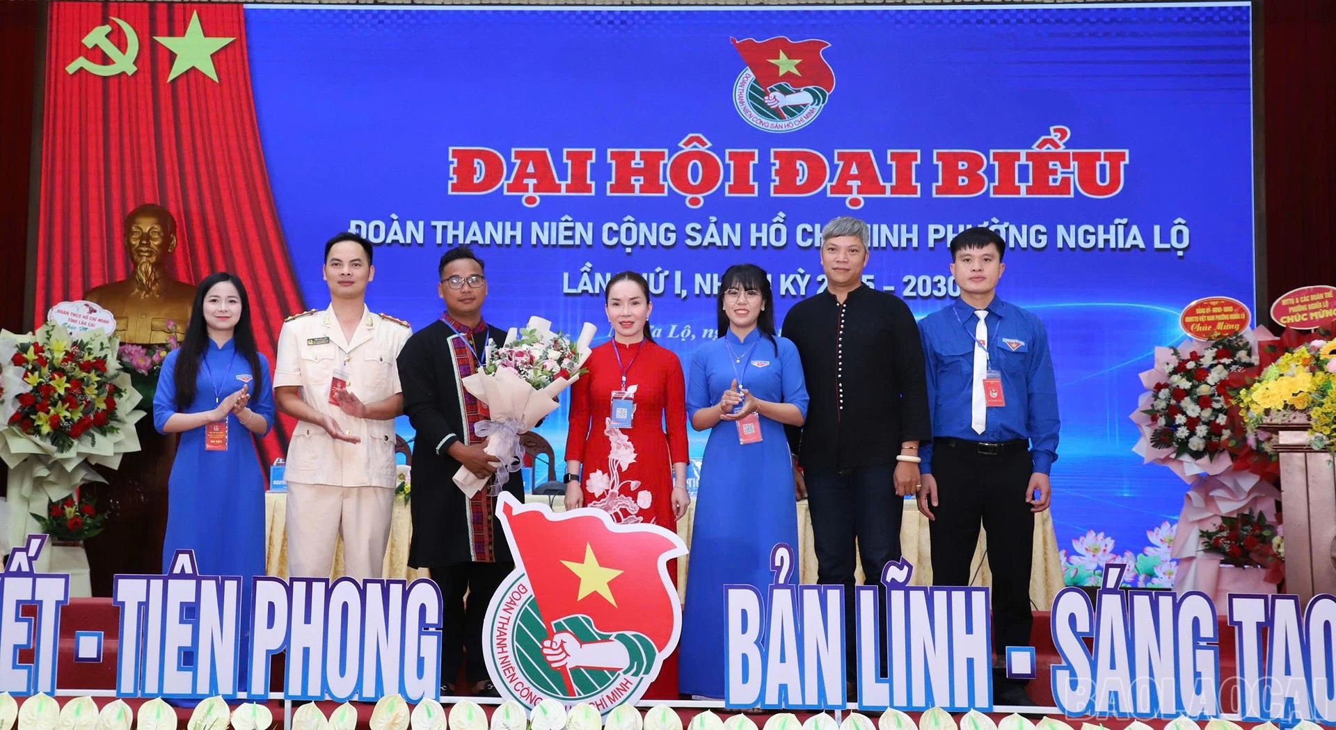 Lãnh đạo phường tặng hoa đoàn viên dự đại hội cấp trên.
