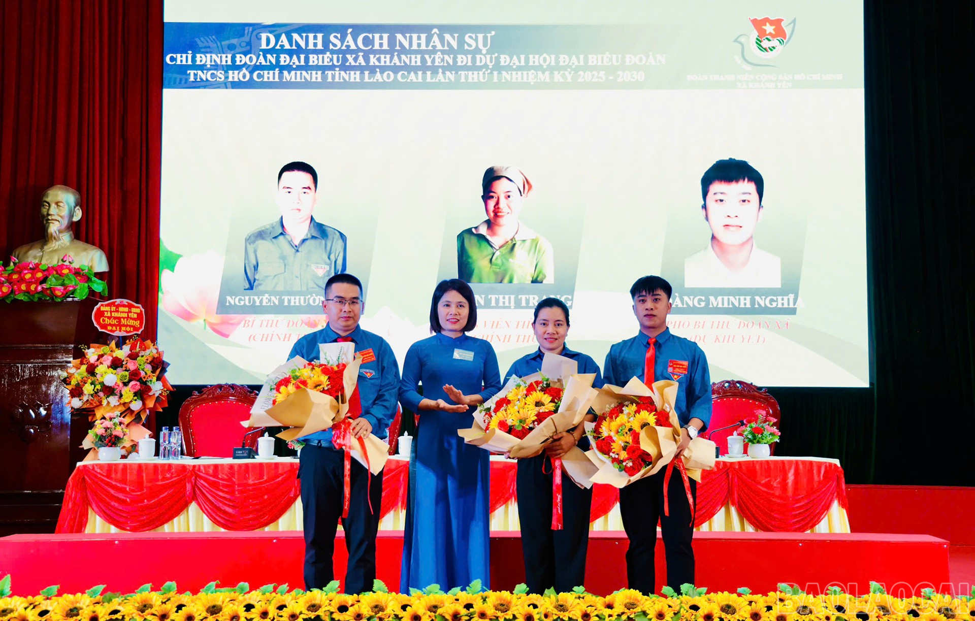 Lãnh đạo xã tặng hoa chúc mừng đại biểu dự đại hội cấp trên. Lãnh đạo xã tặng hoa chúc mừng đại biểu dự đại hội cấp trên.