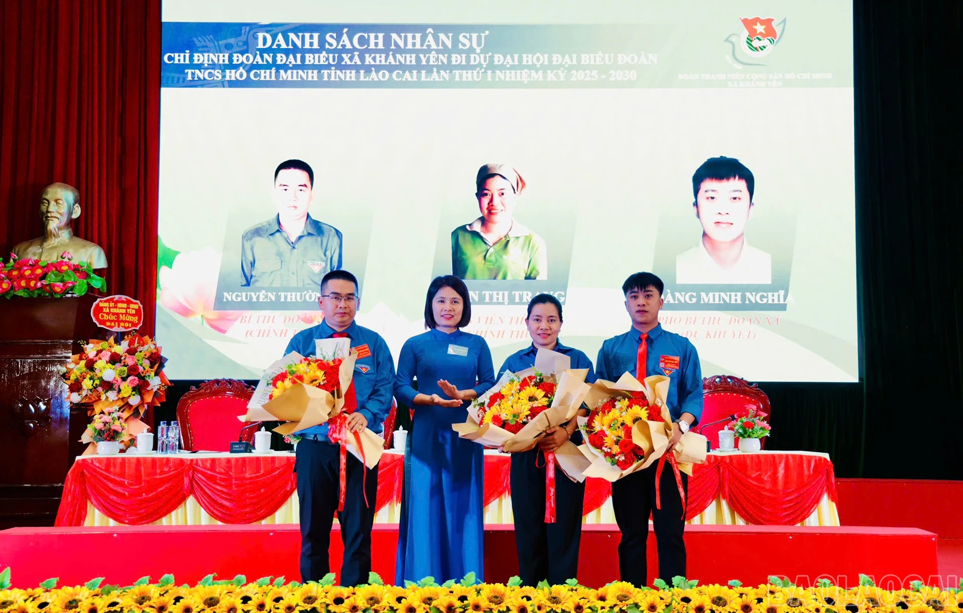 Lãnh đạo xã tặng hoa chúc mừng đại biểu dự đại hội cấp trên.