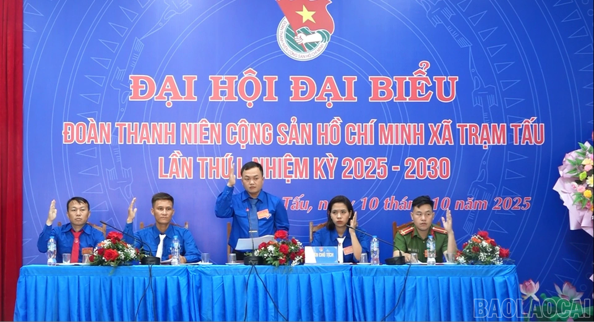 Đoàn Chủ tịch tham gia biểu quyết.