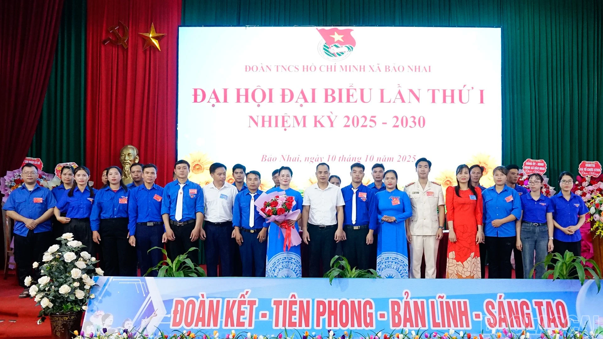 Lãnh đạo xã tặng hoa chúc Ban Chấp hành khóa mới.