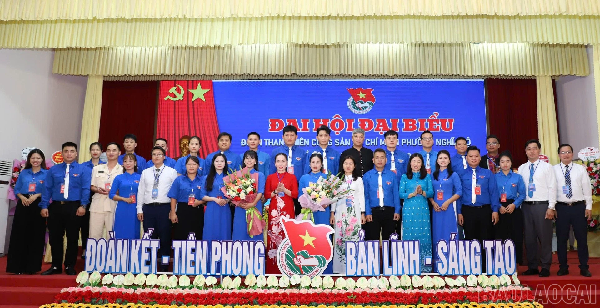 Ban Chấp hành khóa mới ra mắt đại hội.