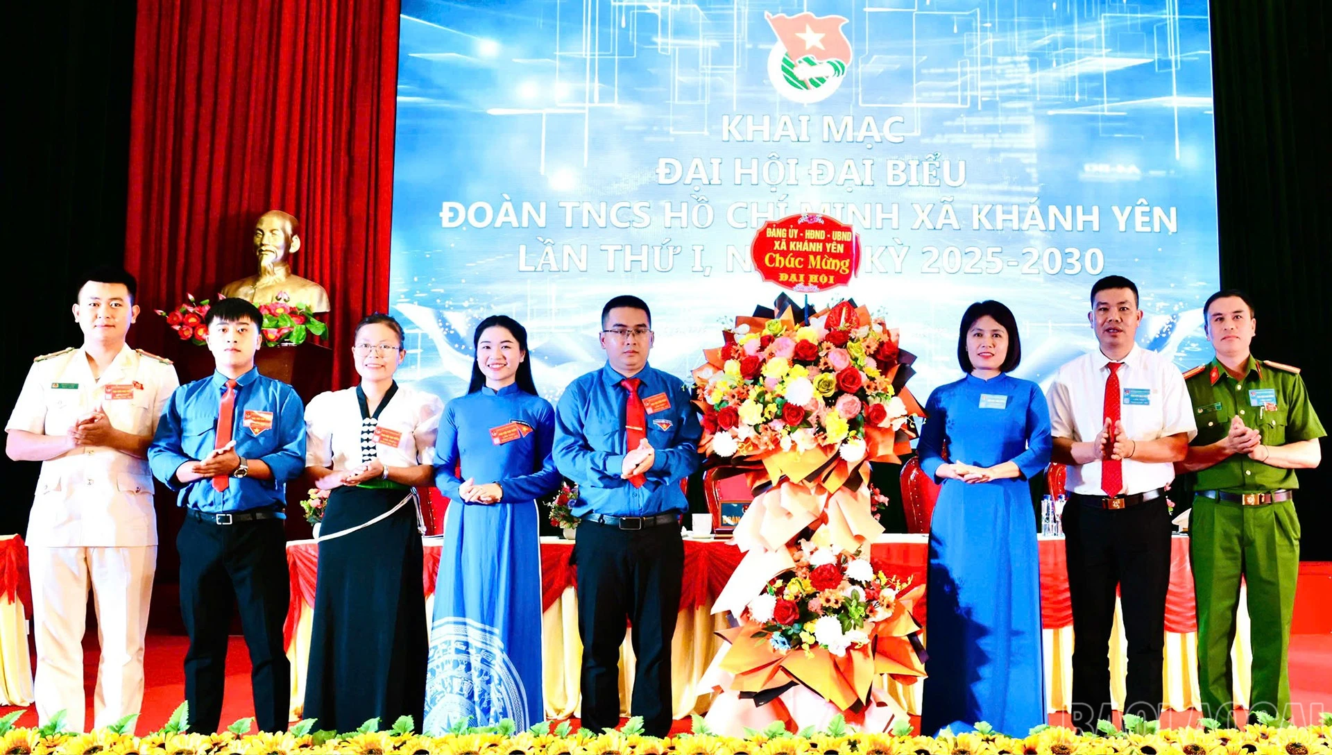 Lãnh đạo xã Khánh Yên tặng hoa chúc mừng đại hội.