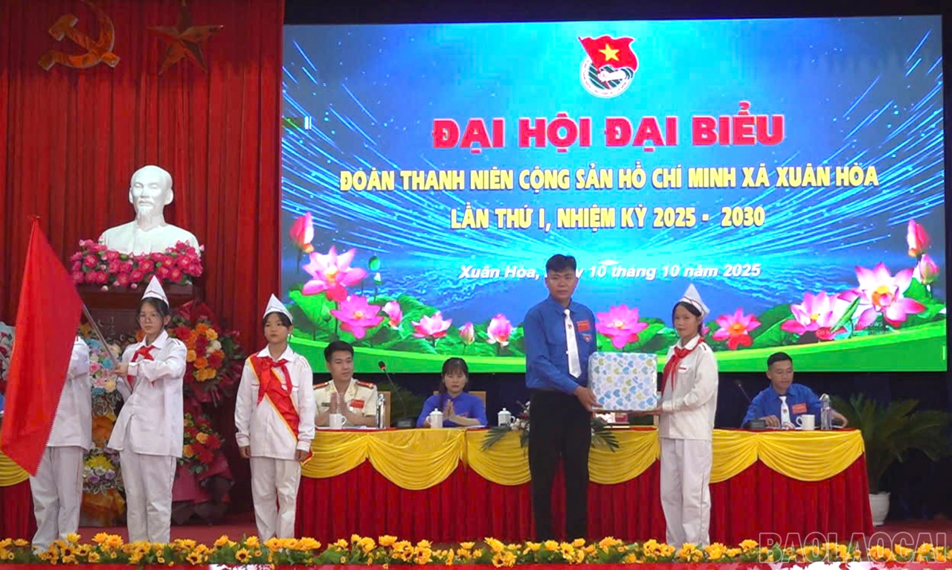 Đoàn Chủ tịch tặng quà đội thiếu nhi.