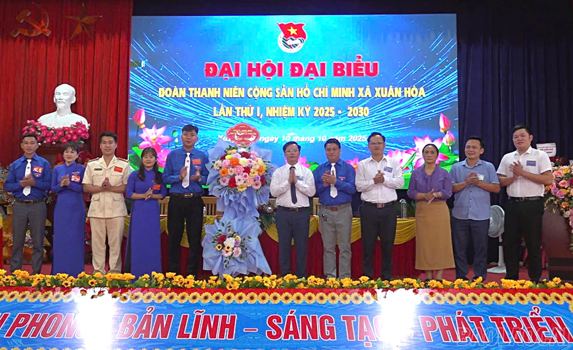 Lãnh đạo xã tặng hoa chúc mừng đại hội.