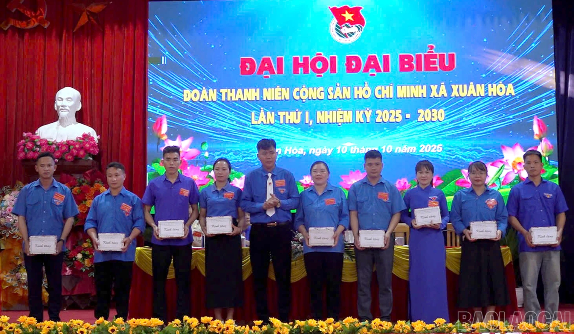 Tặng quà chia tay các ủy viên không tham gia Ban Chấp hành khóa mới.