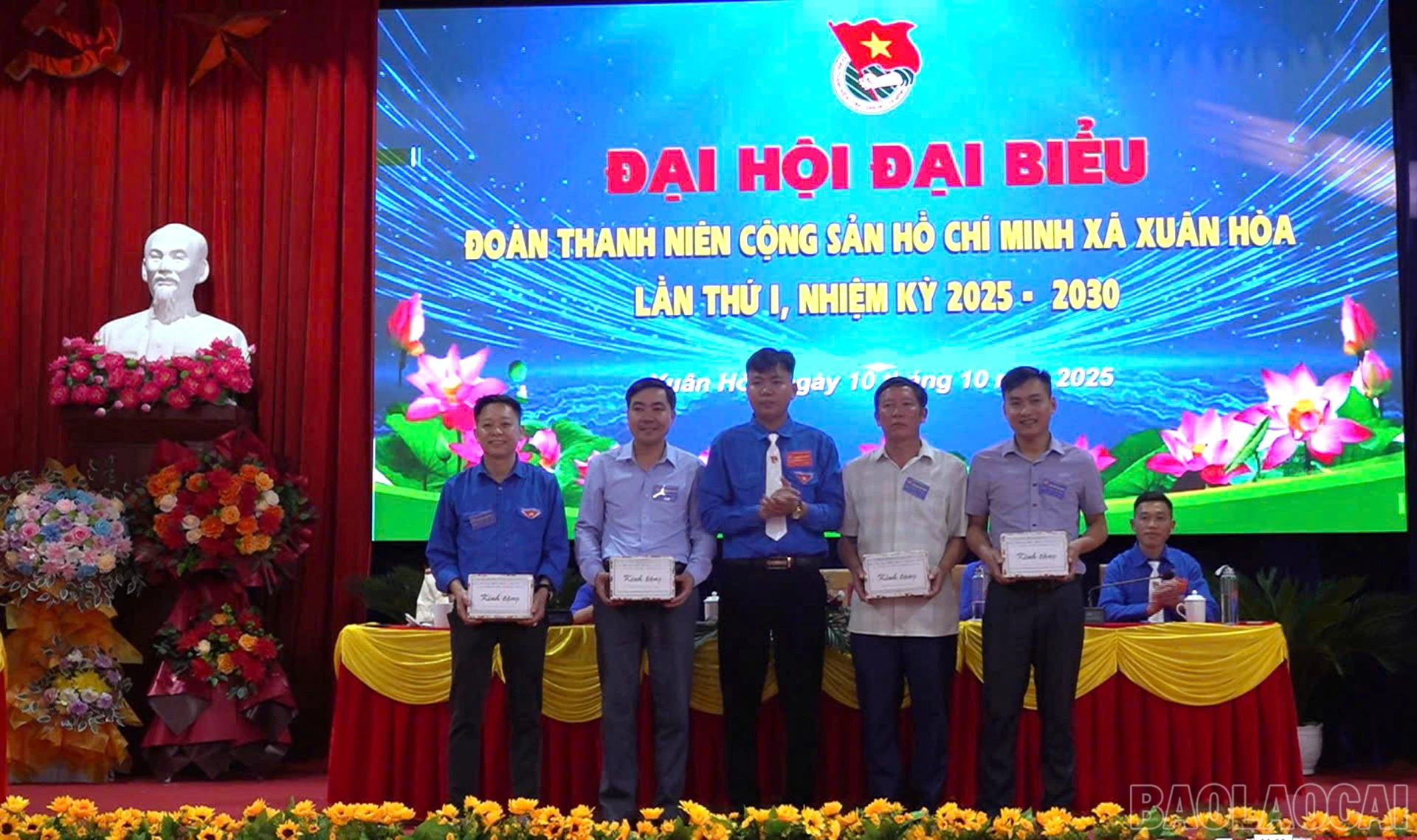 Tặng quà tri ân các Bí thư Đoàn xã qua các thời kỳ.