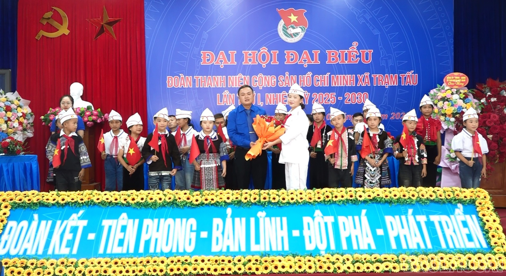 Các đội viên chào mừng đại hội. baolaocai-br_doi-vien-chuc-mung.jpg