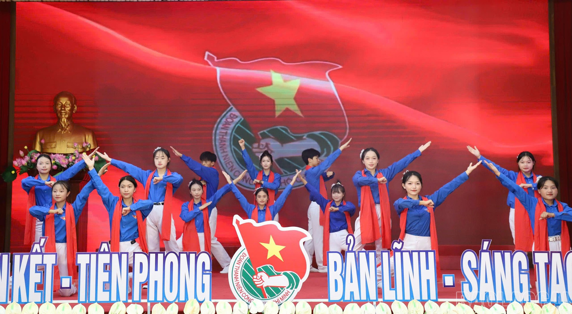 Tiết mục văn nghệ chào mừng đại hội. baolaocai-br_van-nghechaomung.jpg