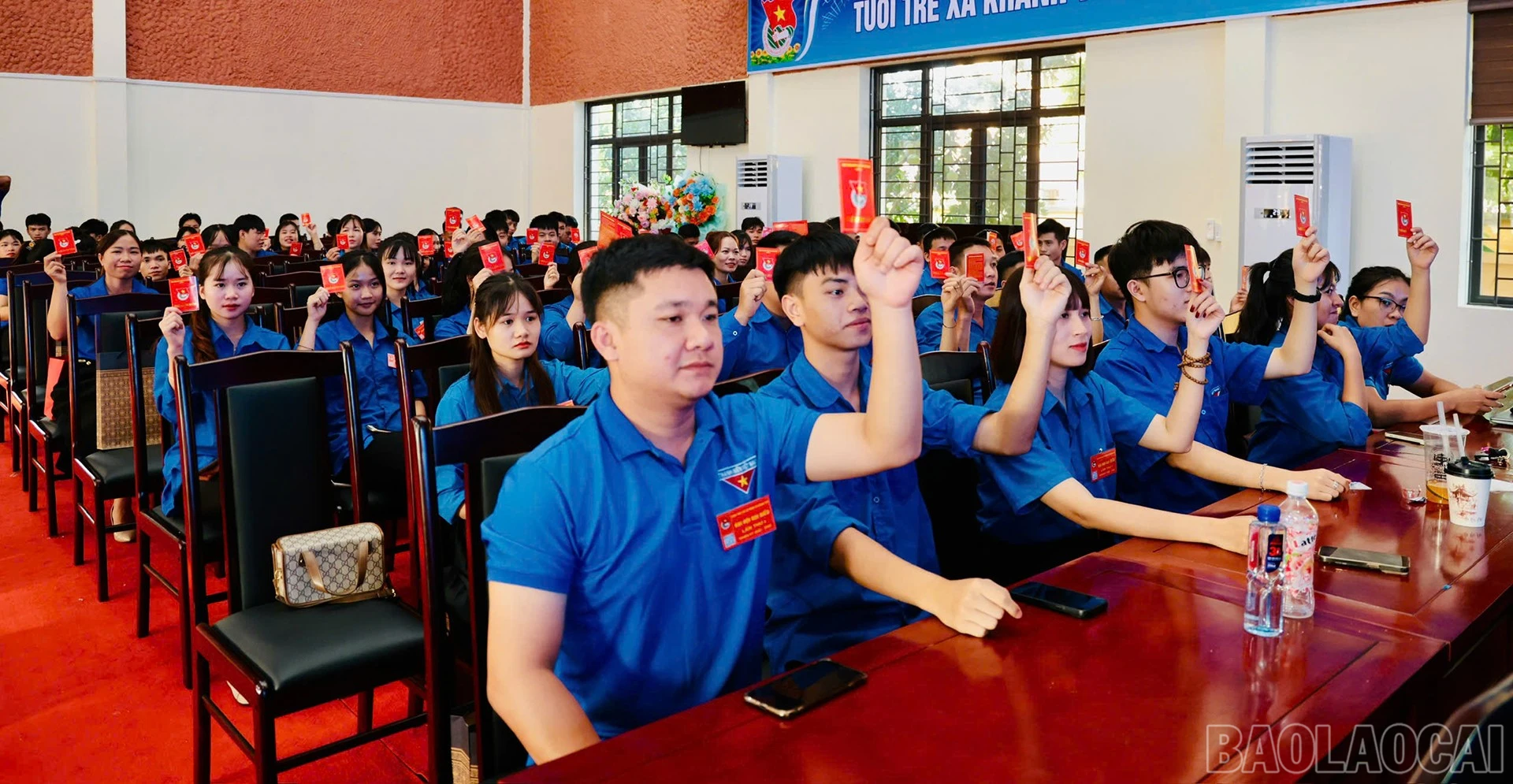 Các đại biểu tham gia biểu quyết tại đại hội.