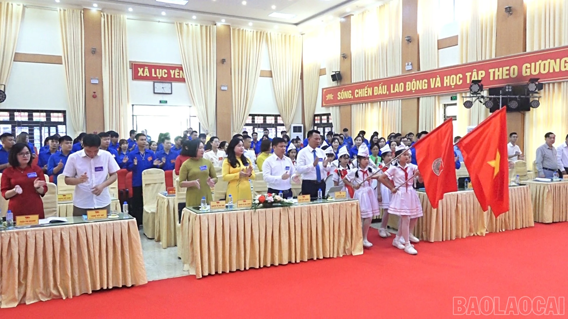 Các đội viên chào mừng đại hội.