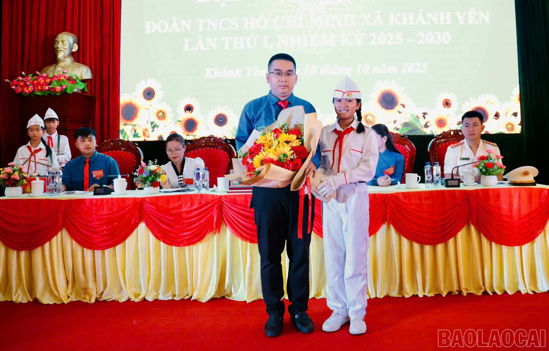 Đội viên tặng hoa chúc mừng đại hội.