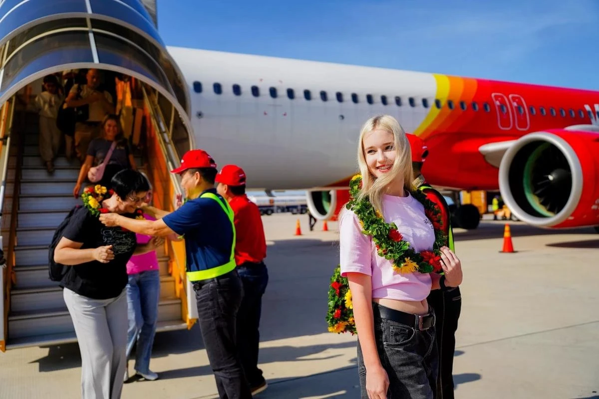 Du khách Nga được chào đón tại sân bay Cam Ranh, tỉnh Khánh Hòa. Ảnh: Hương Thủy