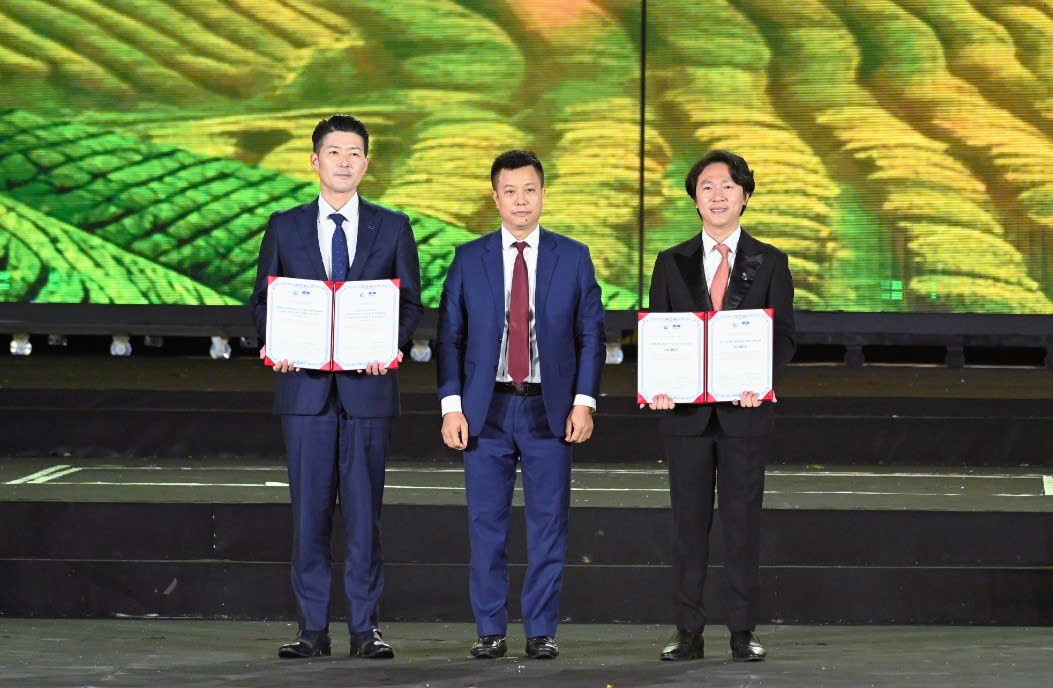 Chứng nhận Thực hành Di sản văn hóa phi vật thể được trao cho các đơn vị trồng trà.