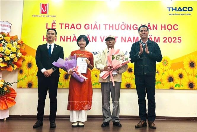 Ban tổ chức trao Giải thưởng cho các tác giả.