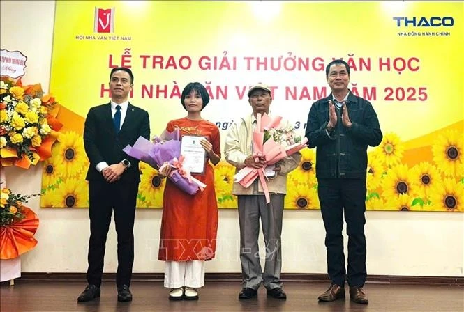 Ban tổ chức trao Giải thưởng cho các tác giả.