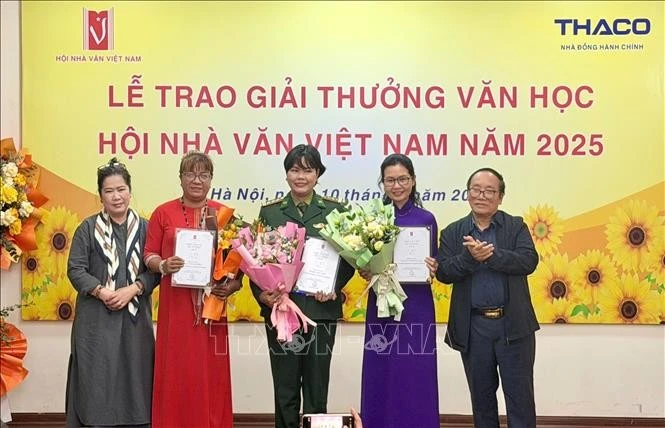 Ban tổ chức trao Giải thưởng "Nhà văn nữ ấn tượng" cho các tác giả.