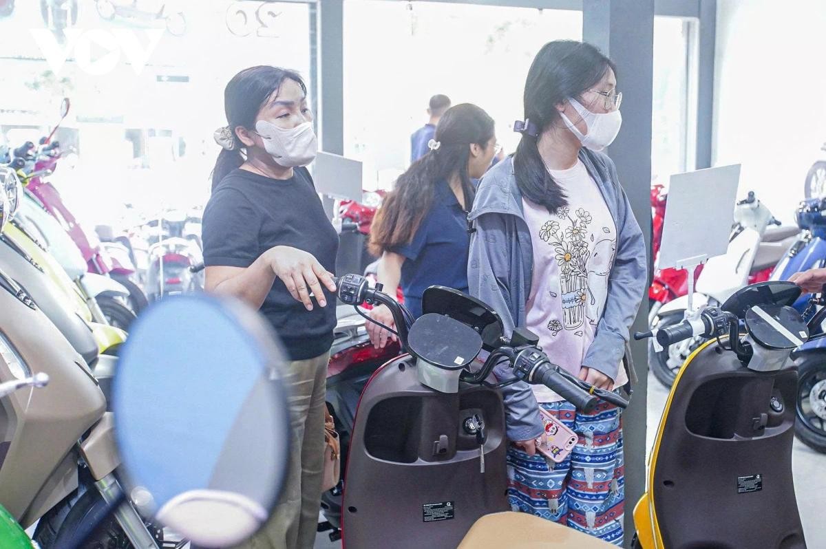 Nhiều người lựa chọn mua xe điện thay cho xe xăng.