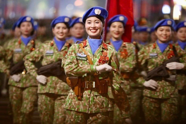 Khối diễu binh của nữ sĩ quan gìn giữ hòa bình.