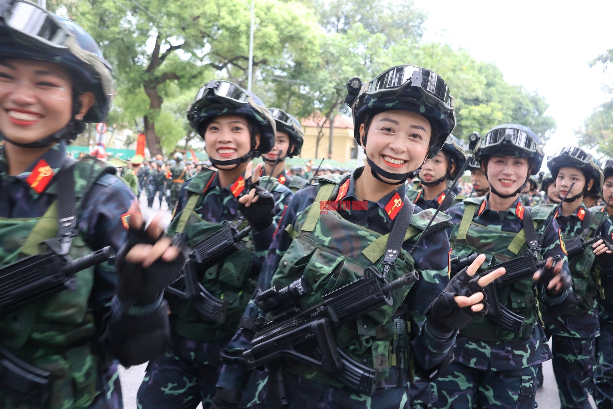 Những hình ảnh "đốn tim" người dân đi xem diễu binh, diễu hành: Trong ảnh là các quân nhân thuộc các khối: Nữ chiến sĩ cảnh sát đặc nhiệm, nữ chiến sĩ biệt động, khối tác chiến điện tử và tác chiến không gian mạng. Những hình ảnh "đốn tim" người dân đi xem diễu binh, diễu hành: Trong ảnh là các quân nhân thuộc các khối: Nữ chiến sĩ cảnh sát đặc nhiệm, nữ chiến sĩ biệt động, khối tác chiến điện tử và tác chiến không gian mạng.