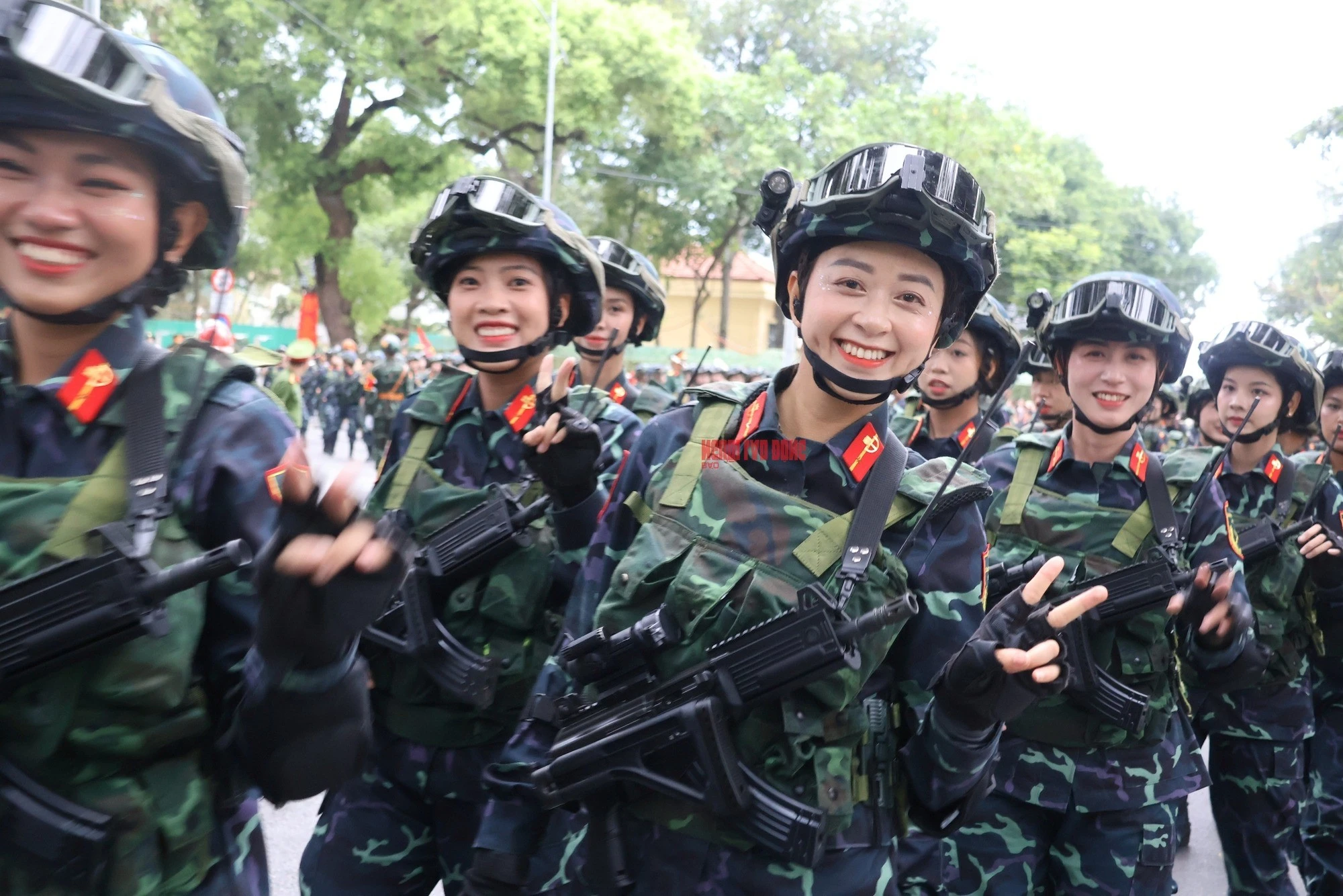Những hình ảnh "đốn tim" người dân đi xem diễu binh, diễu hành: Trong ảnh là các quân nhân thuộc các khối: Nữ chiến sĩ cảnh sát đặc nhiệm, nữ chiến sĩ biệt động, khối tác chiến điện tử và tác chiến không gian mạng.