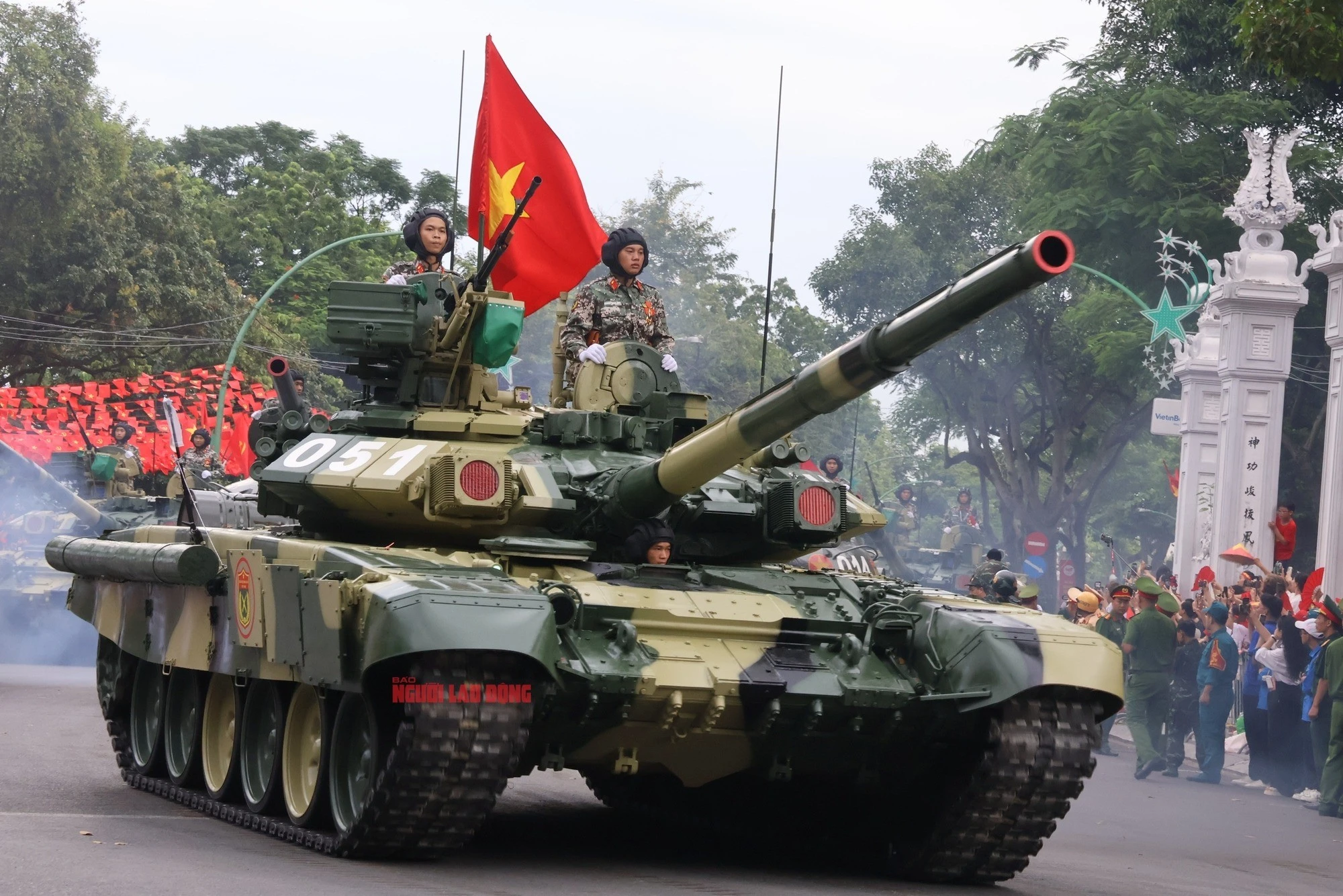 Xe tăng diễu binh qua đường Thanh Niên.