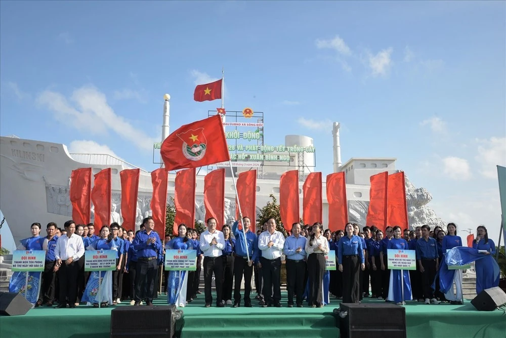 Các đại biểu thực hiện nghi thức phất cờ khởi động tháng Thanh niên năm 2026. Ảnh: Huỳnh Anh - TTXVN
