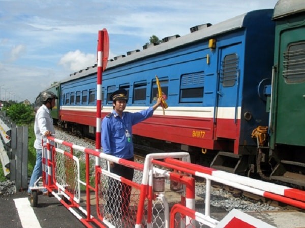 Cần nghiên cứu ứng dụng khoa học kỹ thuật trong việc quản lý, điều hành chạy tàu, cảnh báo tự động tại các đường ngang, các lối đi tự mở. Cần nghiên cứu ứng dụng khoa học kỹ thuật trong việc quản lý, điều hành chạy tàu, cảnh báo tự động tại các đường ngang, các lối đi tự mở.
