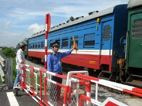Cần nghiên cứu ứng dụng khoa học kỹ thuật trong việc quản lý, điều hành chạy tàu, cảnh báo tự động tại các đường ngang, các lối đi tự mở.