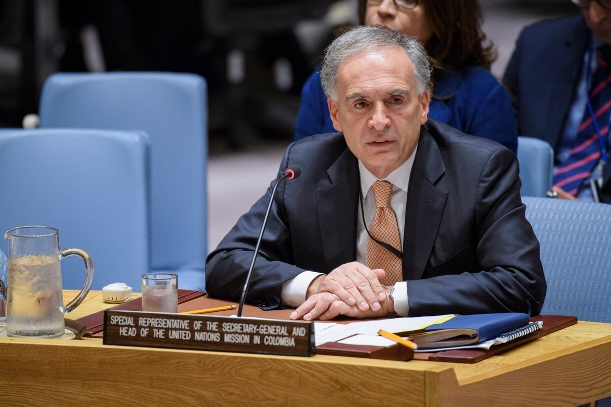 Ông Jean Arnault nổi bật với hơn ba thập kỷ kinh nghiệm trong lĩnh vực hòa giải xung đột và xây dựng hòa bình.