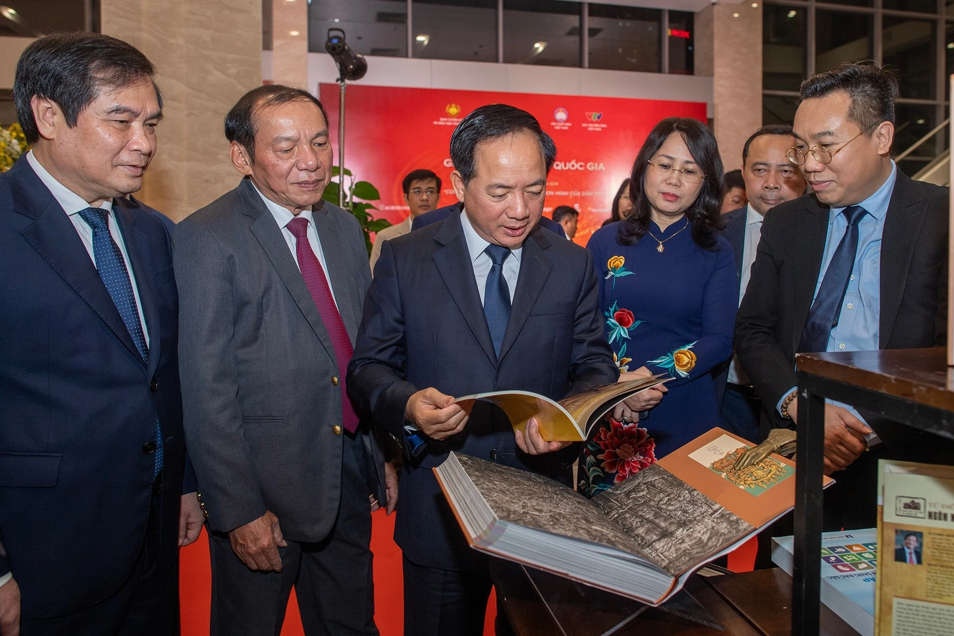 Đồng chí Trịnh Văn Quyết và các đại biểu tham quan trưng bày sách tại buổi lễ.