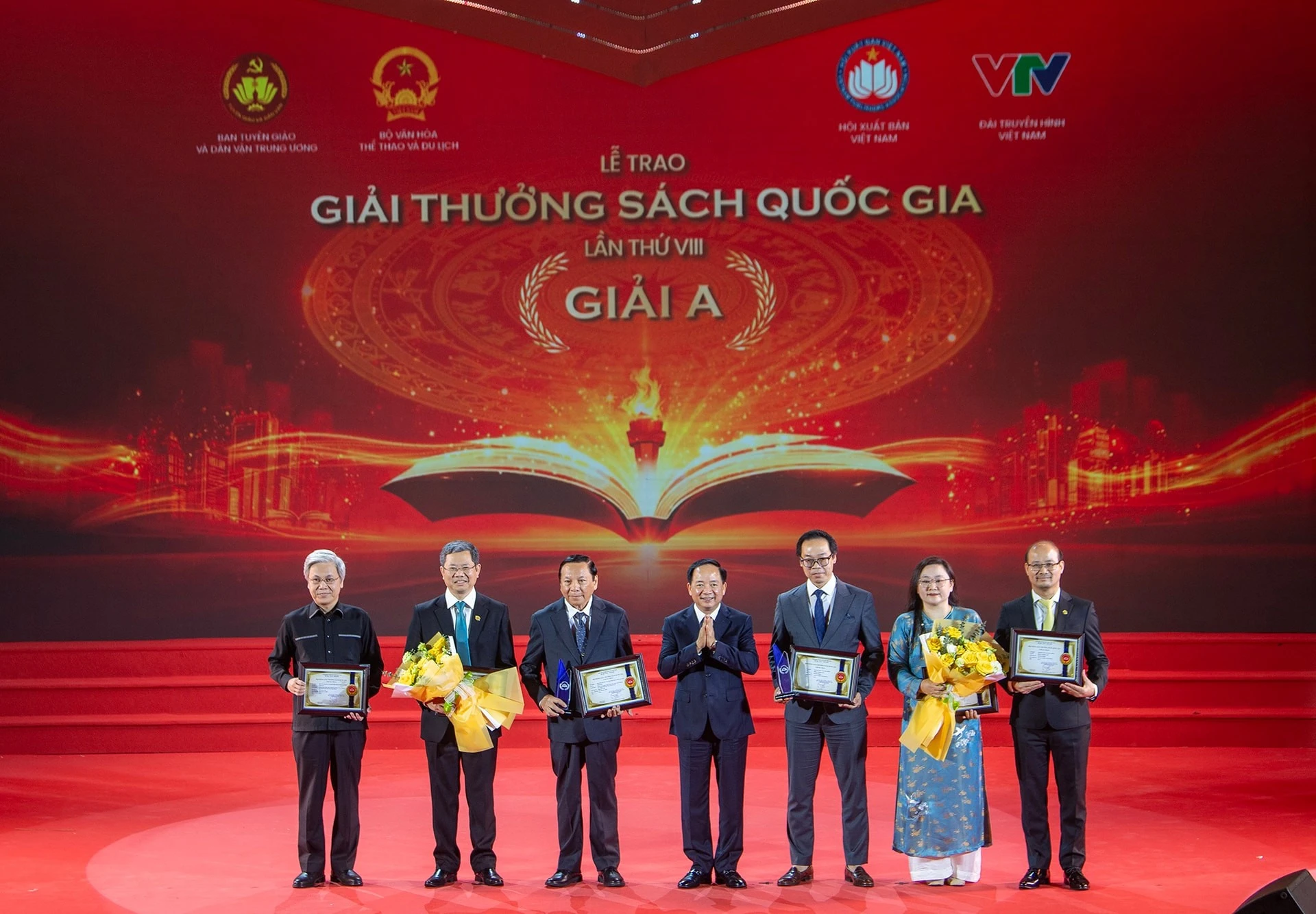 Ủy viên Bộ Chính trị, Bí thư Trung ương Đảng, Trưởng ban Tuyên giáo và Dân vận Trung ương Trịnh Văn Quyết trao giải A cho các tác giả, dịch giả, đơn vị xuất bản. Ảnh: Việt Linh