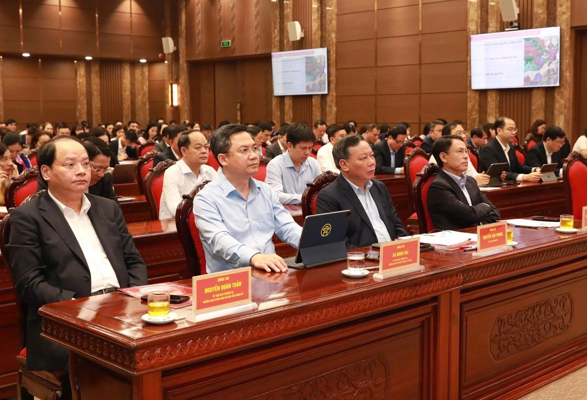 Các đại biểu tham dự hội nghị tại điểm cầu Thành ủy Hà Nội.