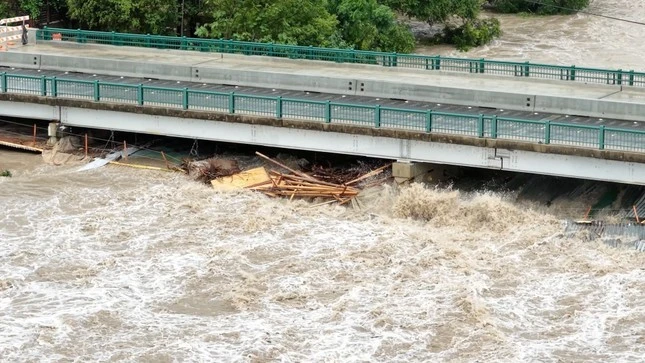 Cuộc tìm kiếm những người bị lũ cuốn trôi vẫn tiếp tục vào Chủ nhật (6/7). Tuy nhiên, nỗi lo về khả năng nước dâng trở lại đã khiến lực lượng tình nguyện phải sơ tán.