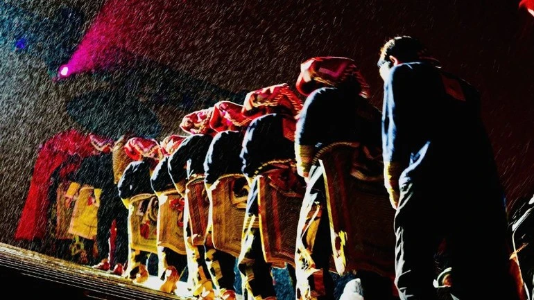 Khoảnh khắc xúc động dưới cơn mưa.