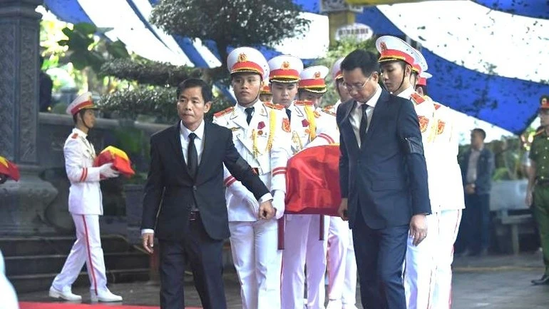 Các đồng chí lãnh đạo tỉnh Quảng Bình và đại biểu tiễn đưa hài cốt các liệt sĩ về an táng tại ngôi mộ chung ở cửa hang.