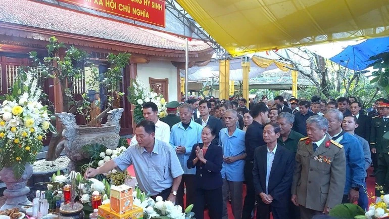 Thân nhân các gia đình liệt sĩ dâng hương tại buổi lễ.