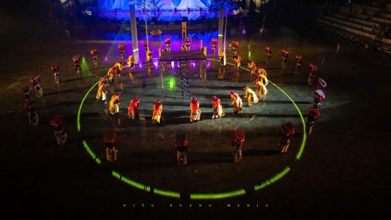 Sân khấu đêm diễn.