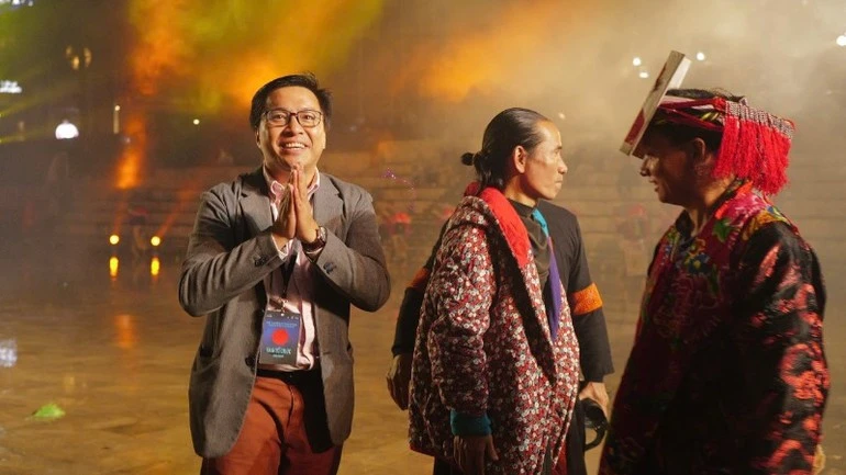 Khoảnh khắc xúc động của thành viên Ban tổ chức trong đêm diễn.